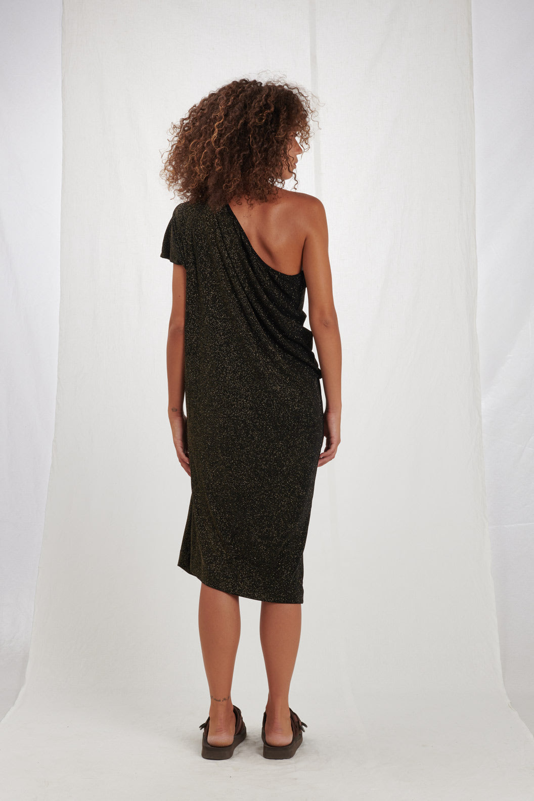 VESTITO NERO CON BRILLANTINI ORO