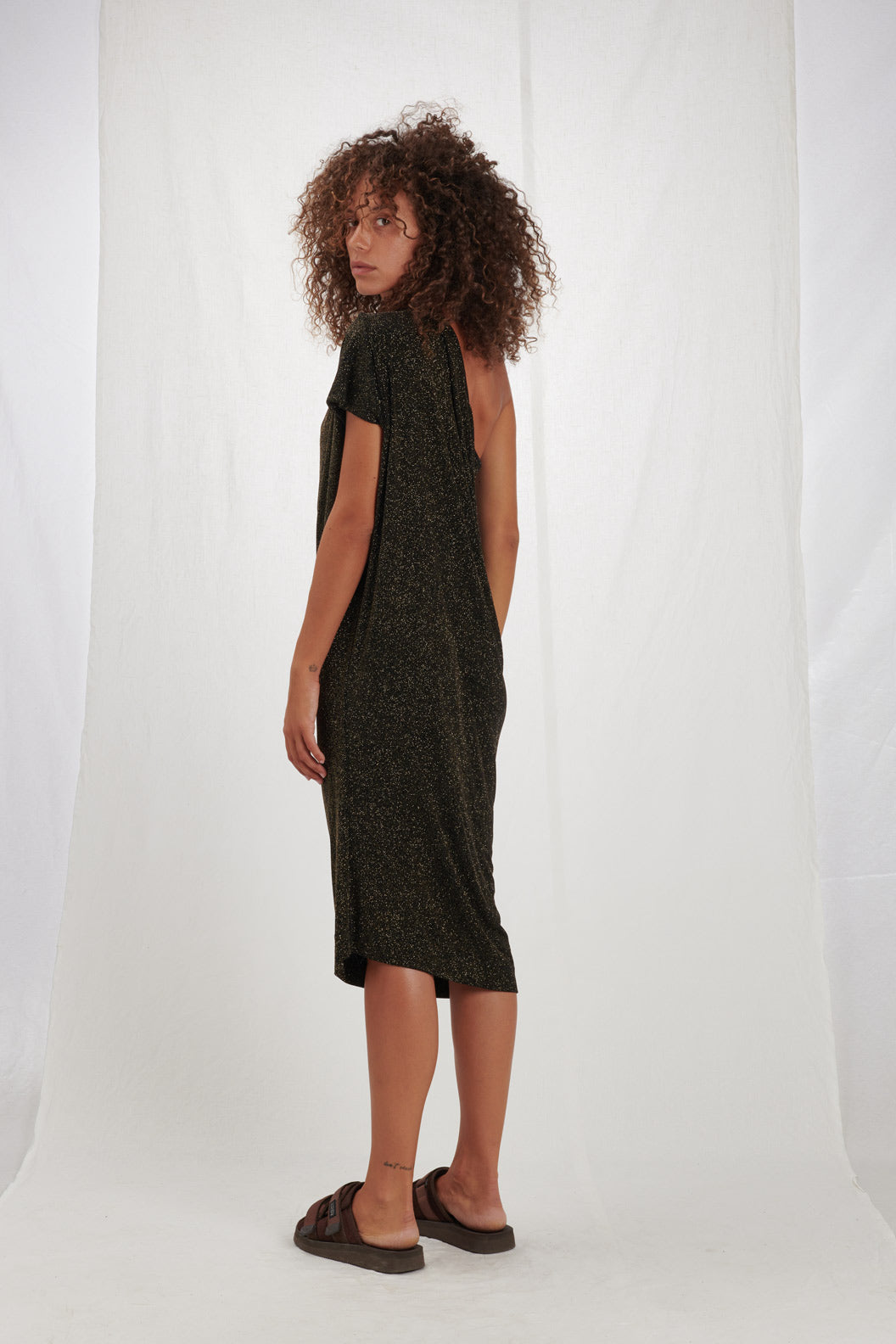 VESTITO NERO CON BRILLANTINI ORO