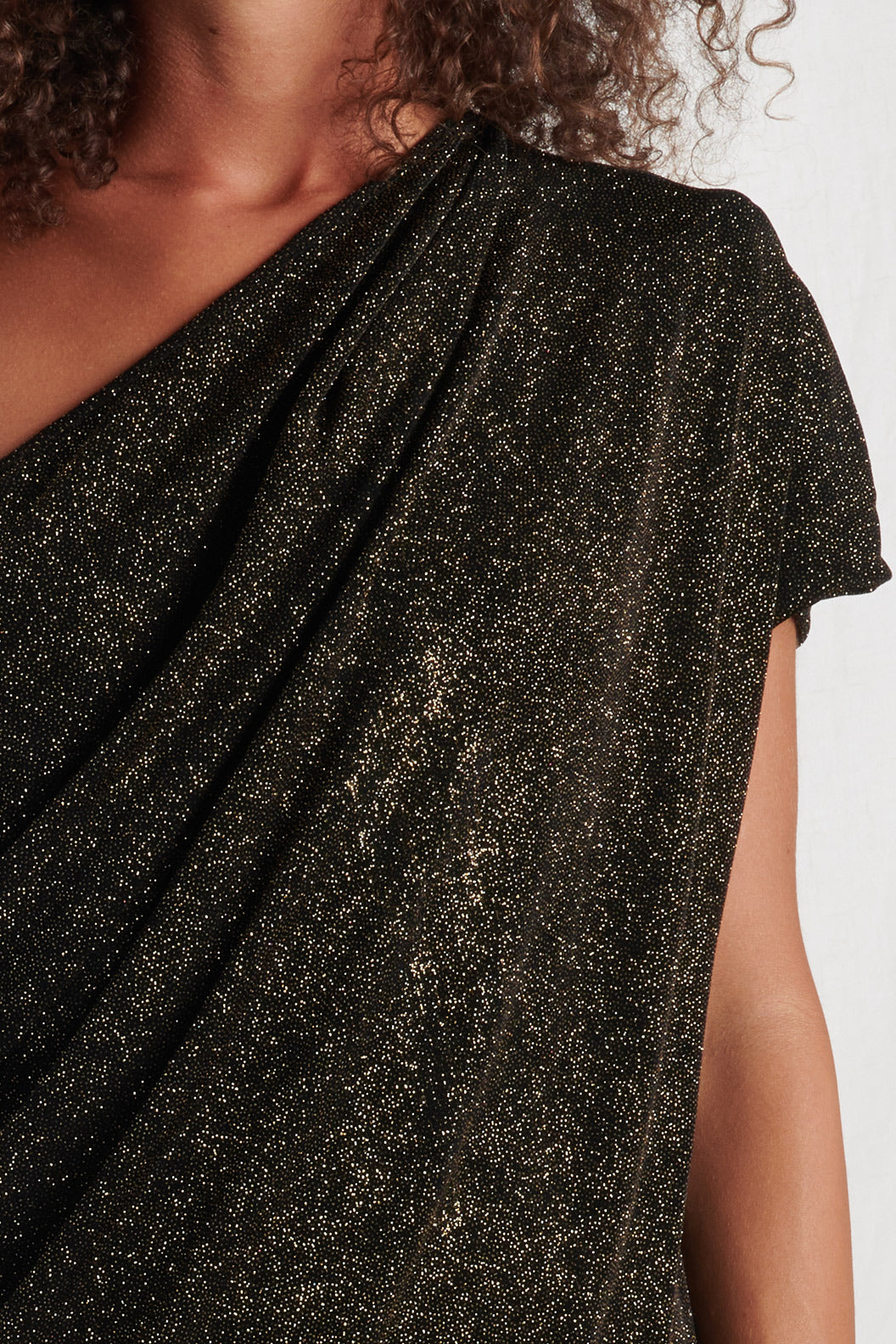 VESTITO NERO CON BRILLANTINI ORO