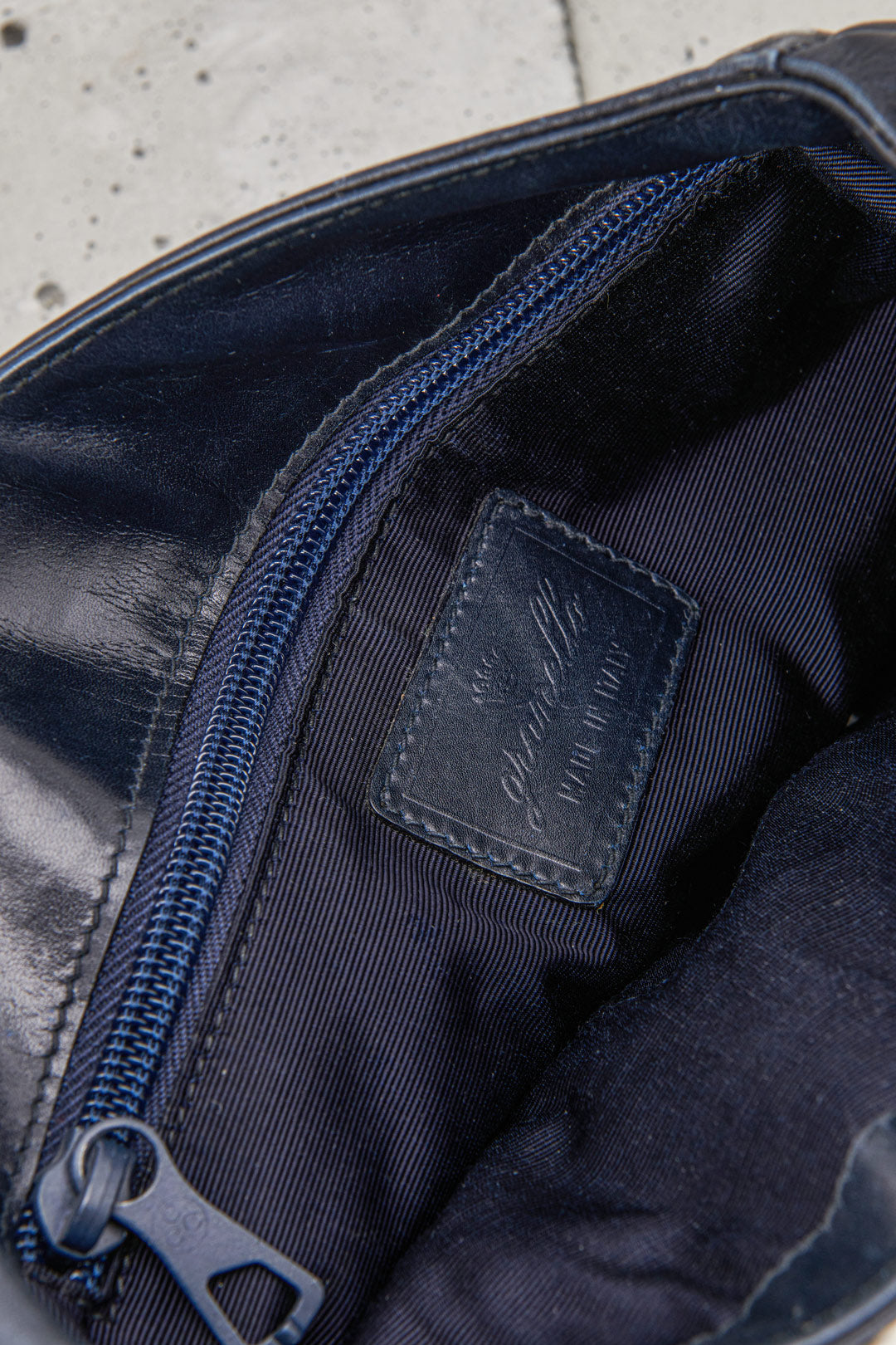 BORSA PELLE BLU E BORCHIE