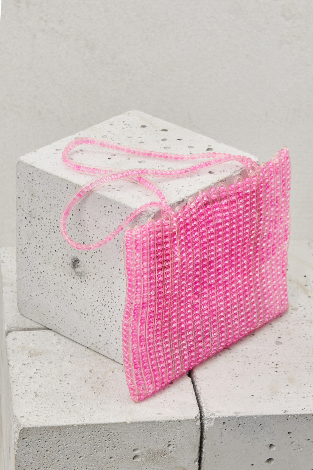 BORSA A MANO ROSA IN PERLINE DI VETRO E SETA