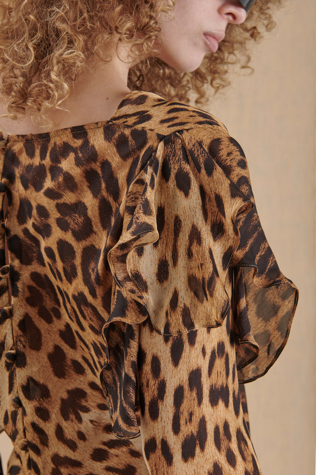 CAMICIA LEOPARDATA CON VOLANT E DRAPPEGGIO