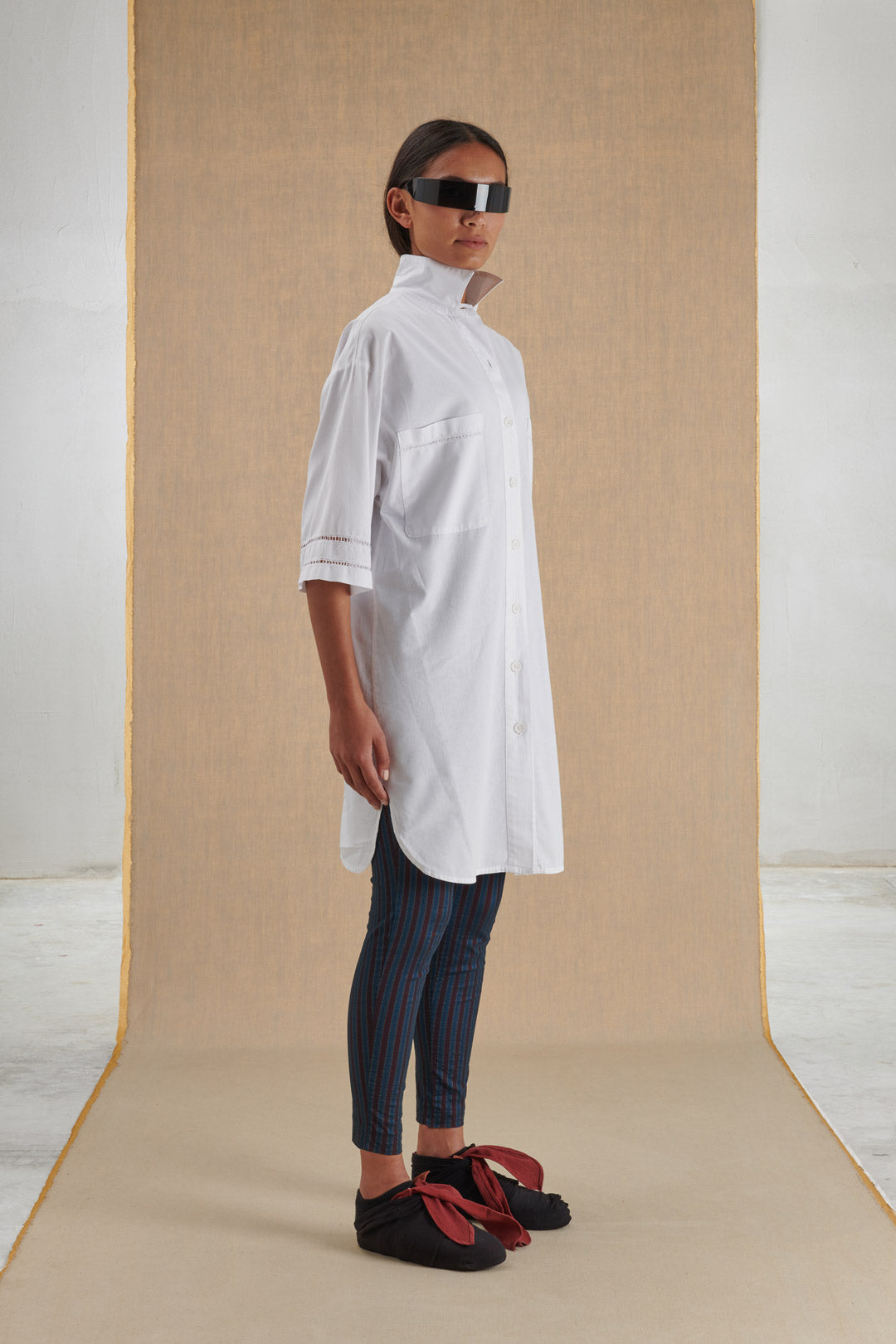 CAMICIA BIANCA LUNGA A MEZZE MANICHE CON DECORI