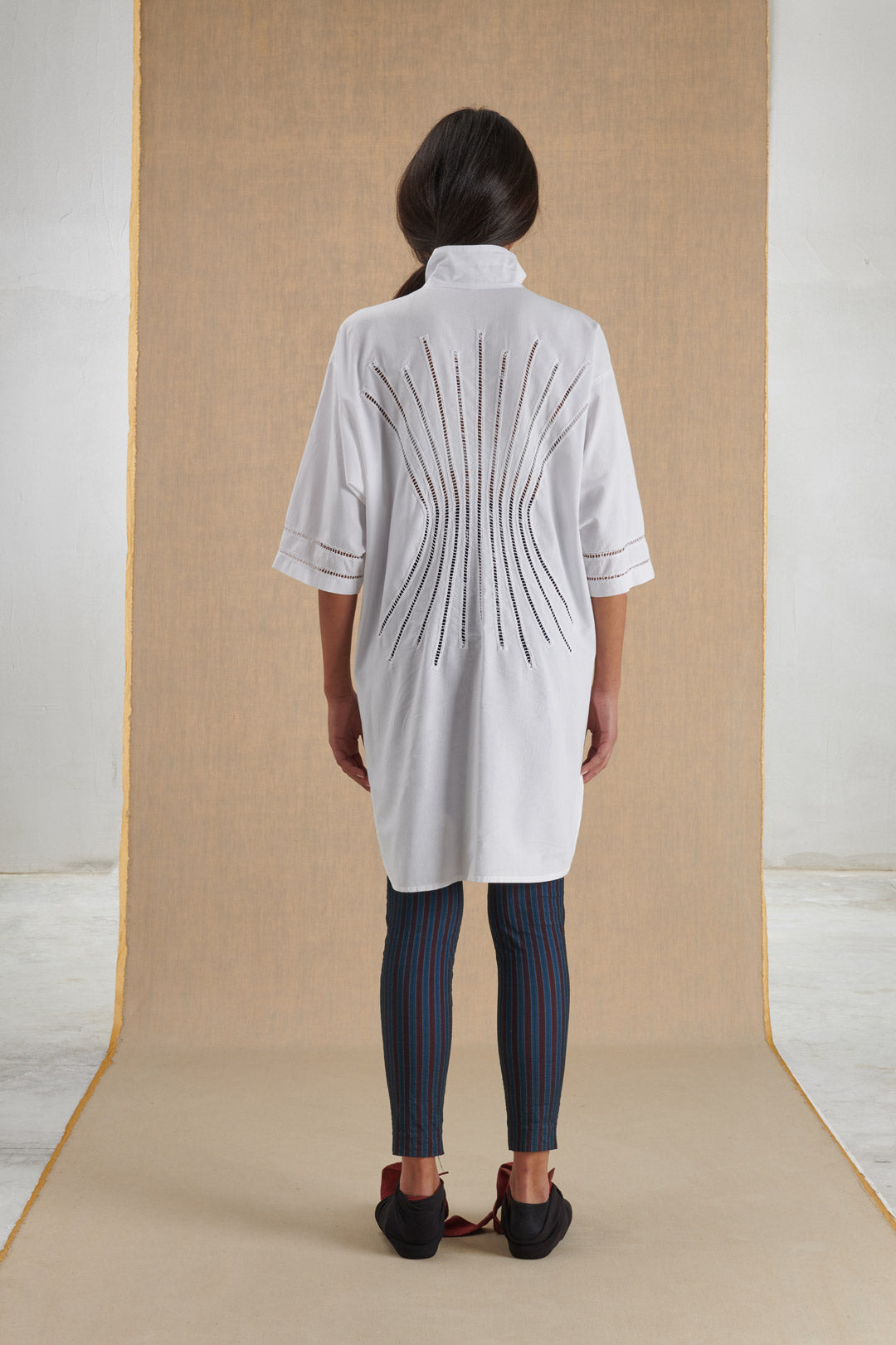 CAMICIA BIANCA LUNGA A MEZZE MANICHE CON DECORI