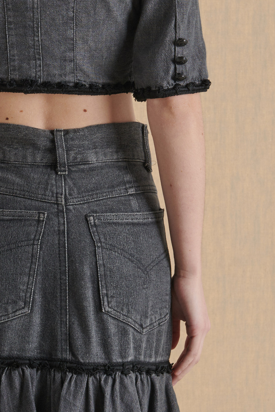 COMPLETO CROP TOP E GONNA CON BALZE IN JEANS