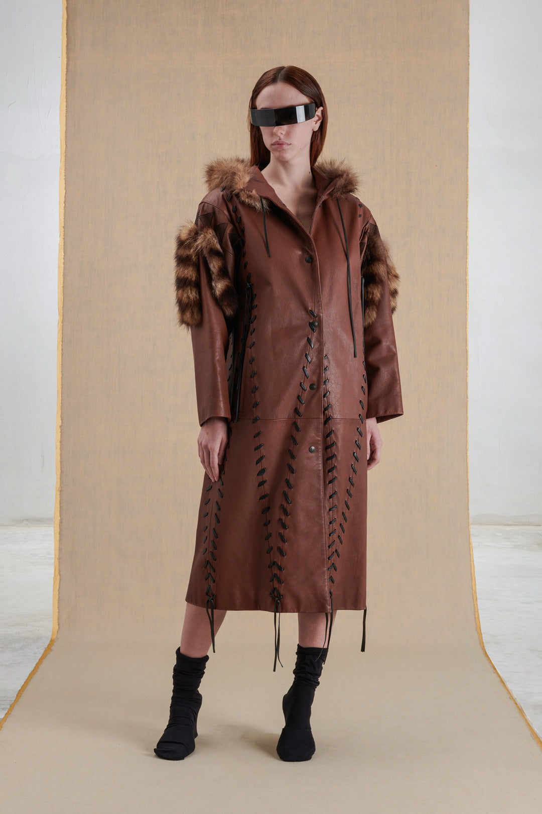 CAPPOTTO IN PELLE CON PELO E RICAMI TRIANGOLARI
