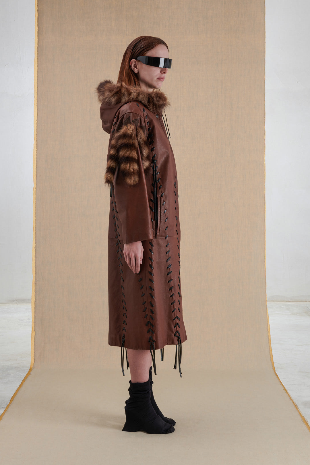 CAPPOTTO IN PELLE CON PELO E RICAMI TRIANGOLARI