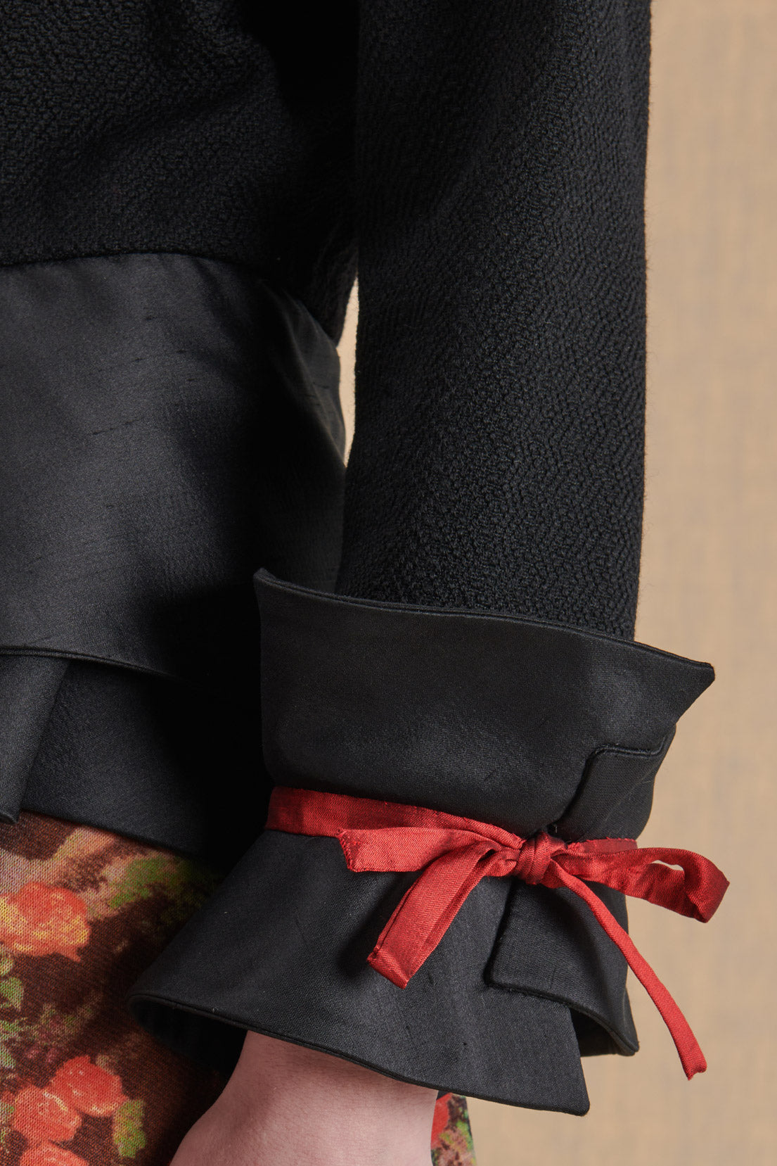 GIACCA SARTORIALE NERA CON NASTRI BORDEAUX