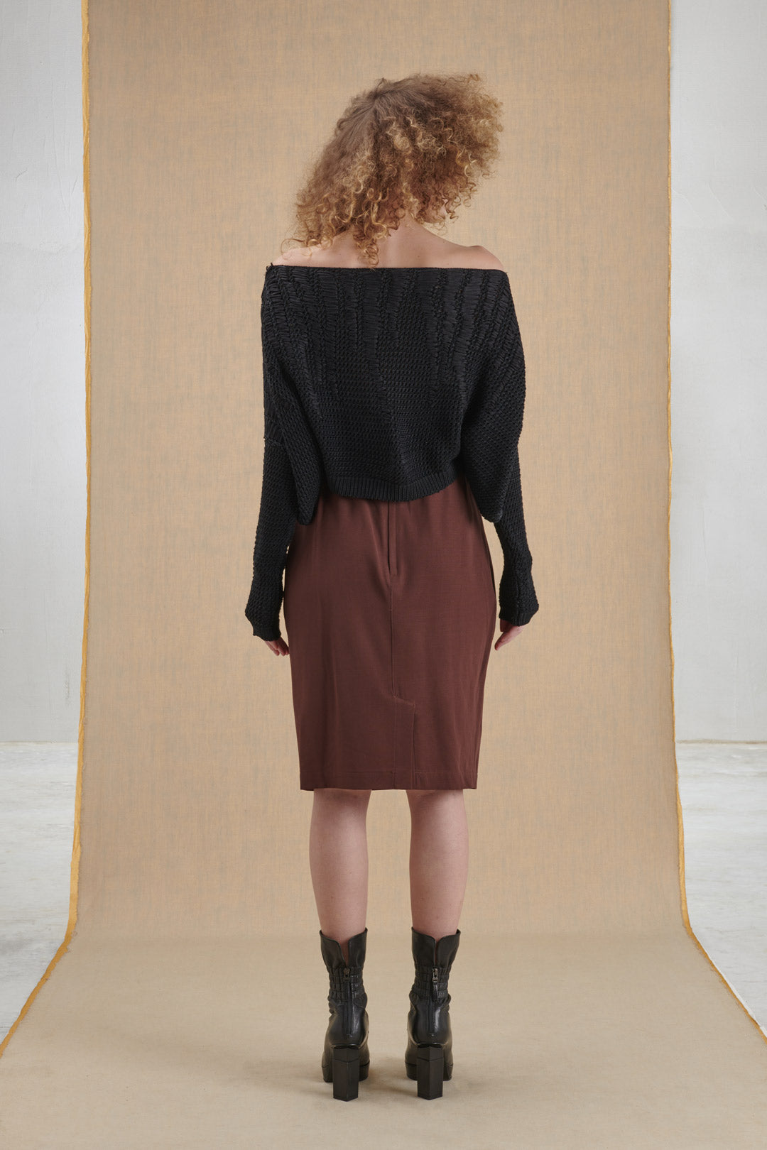 CROP TOP NERO CON COLLO A BARCHETTA