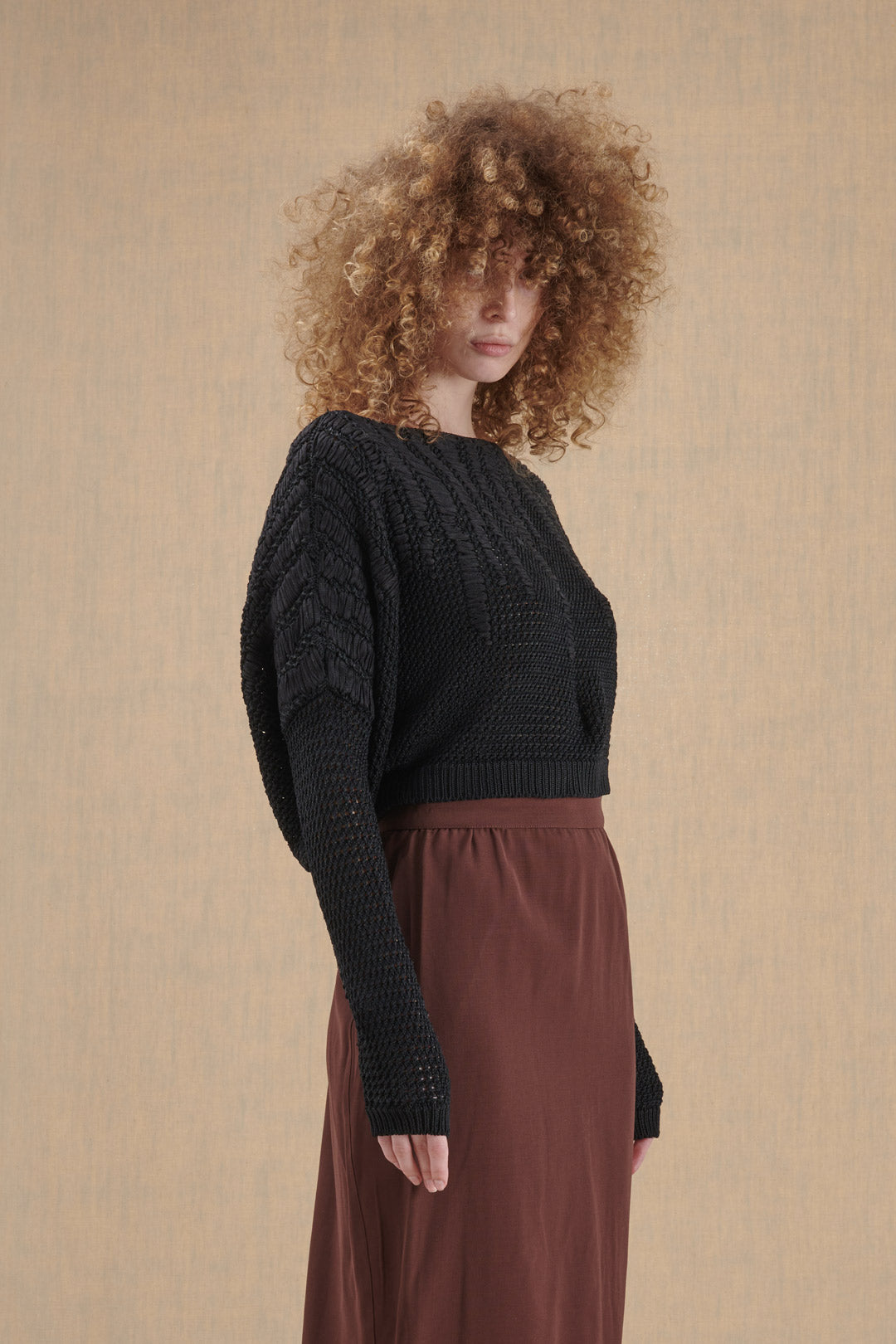 CROP TOP NERO CON COLLO A BARCHETTA