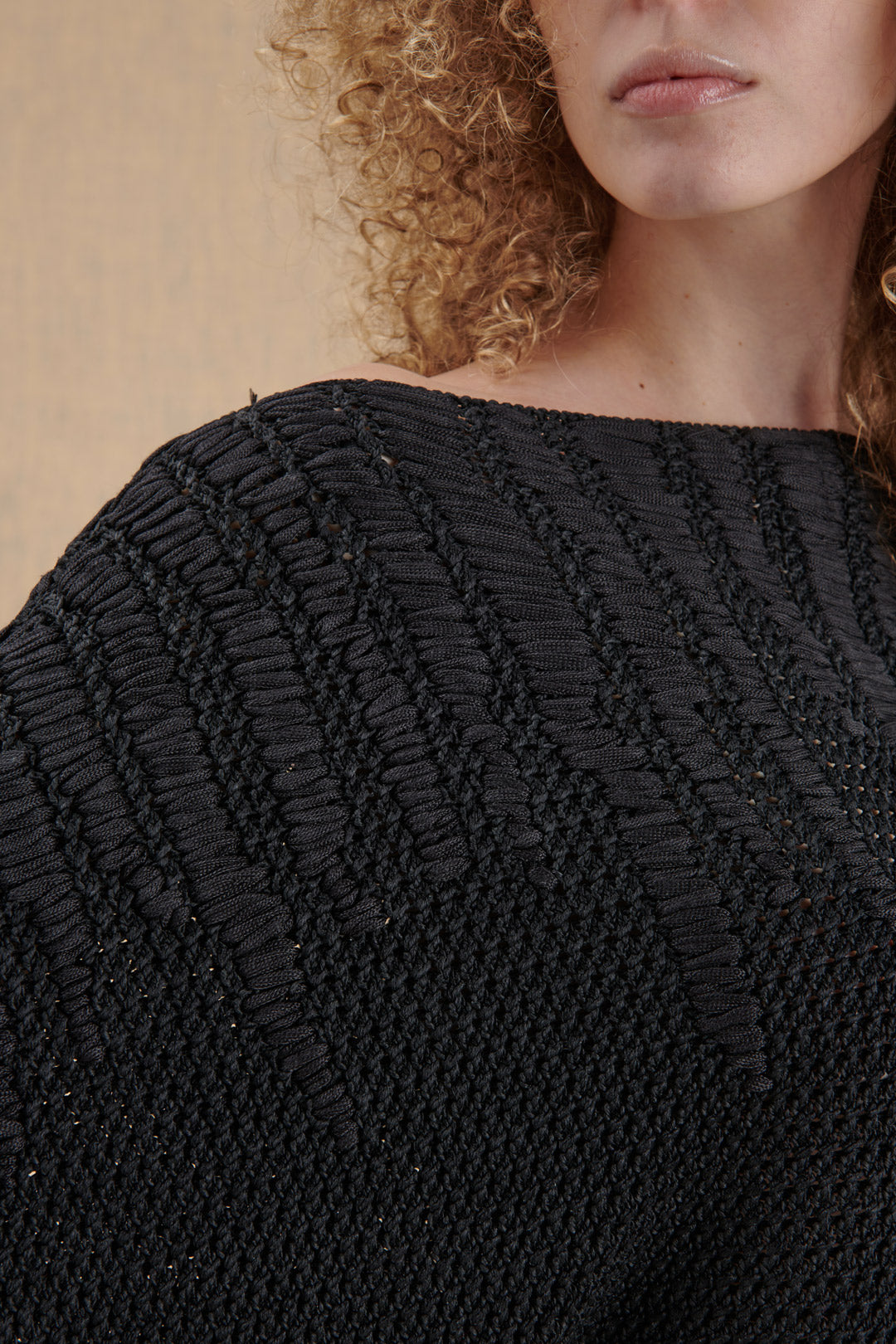 CROP TOP NERO CON COLLO A BARCHETTA