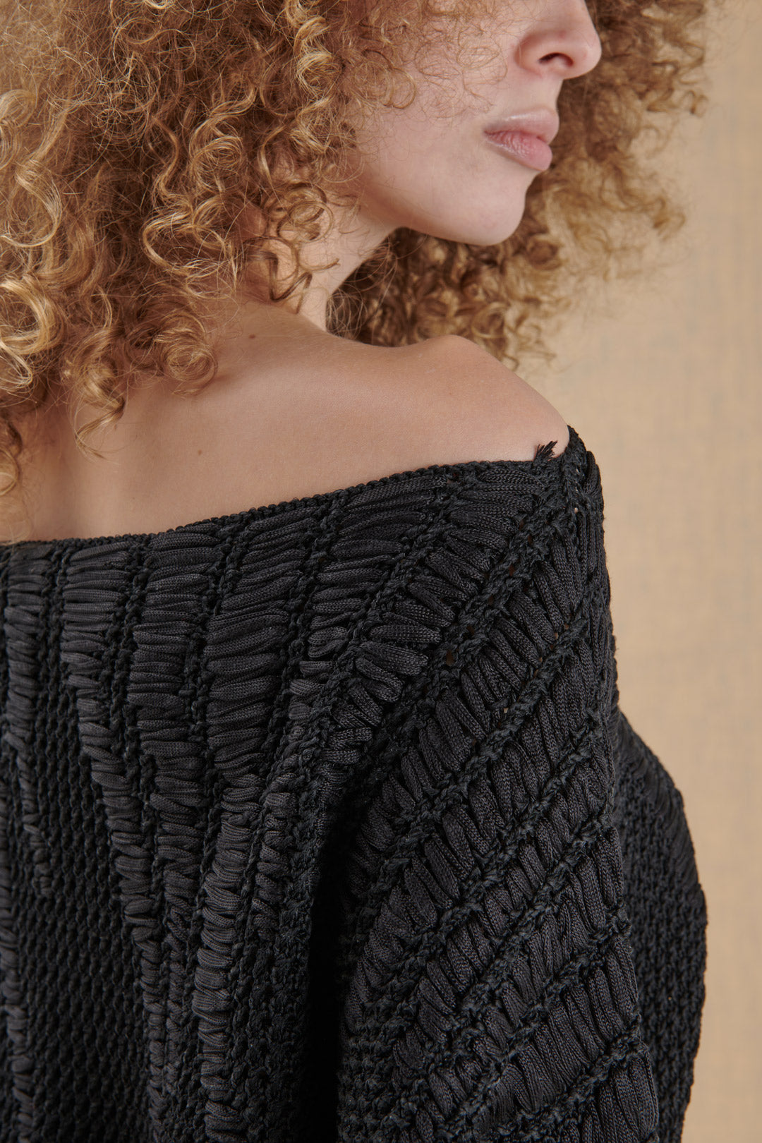 CROP TOP NERO CON COLLO A BARCHETTA