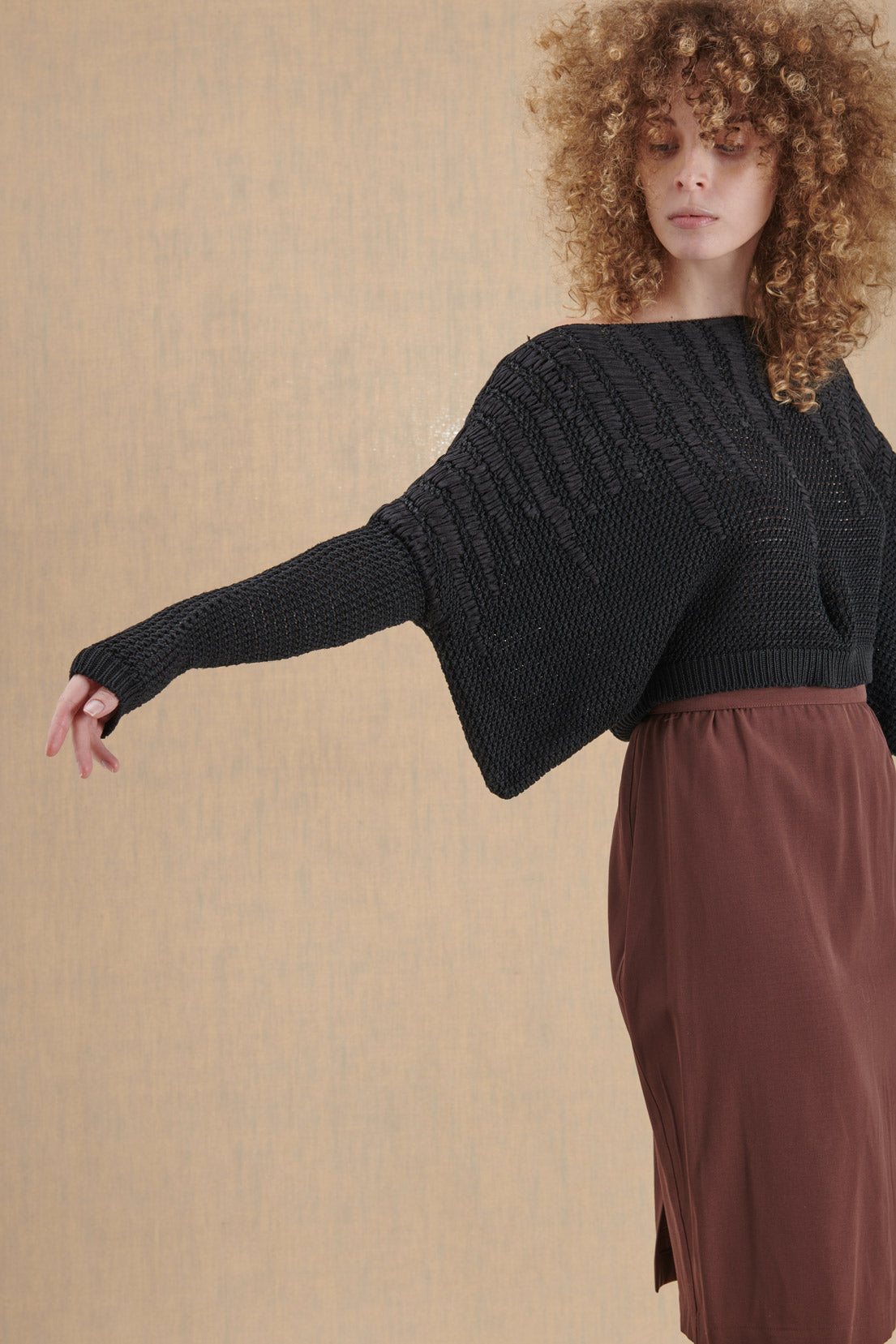 CROP TOP NERO CON COLLO A BARCHETTA