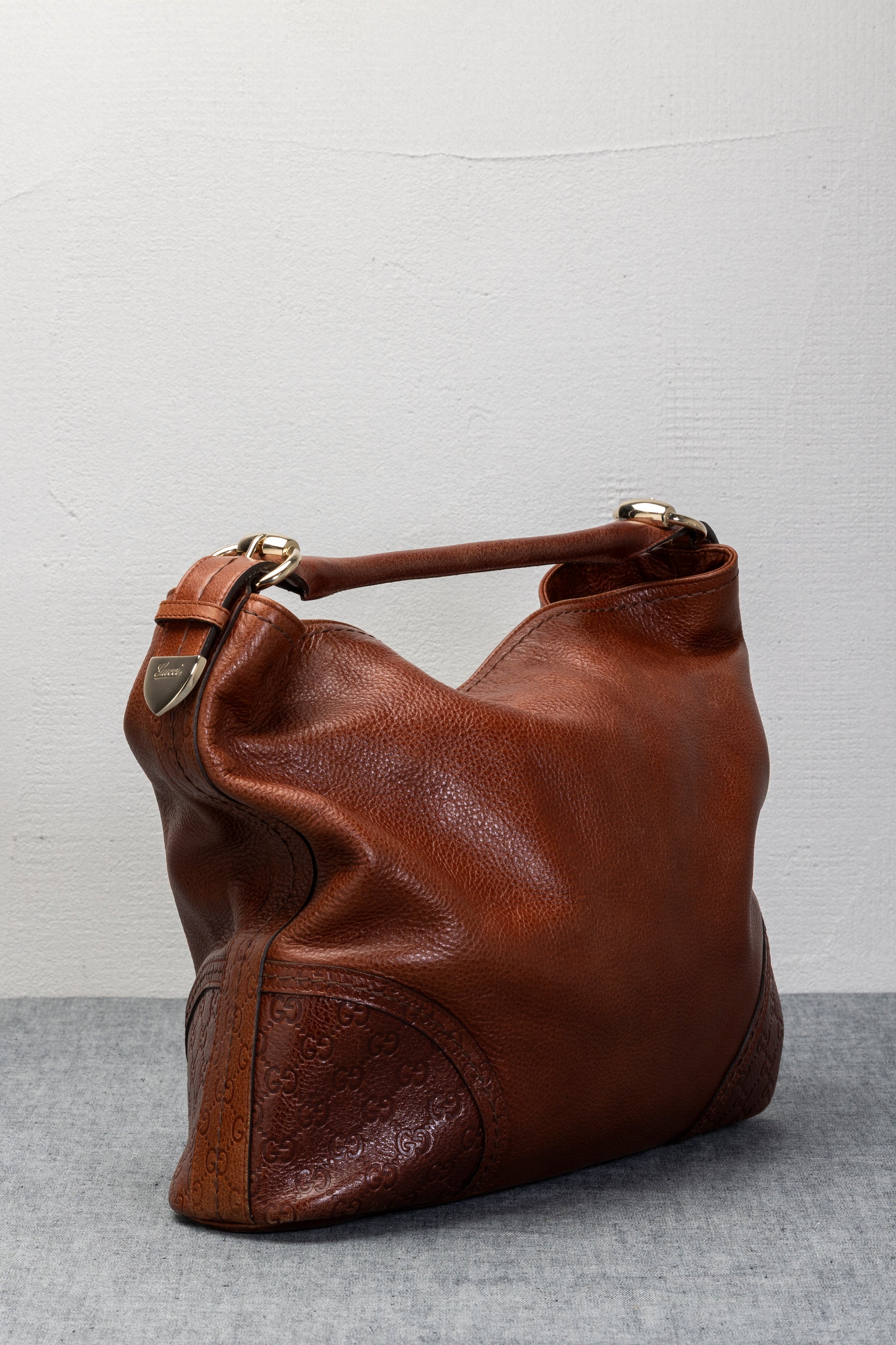 BORSA A SPALLA CON ANGOLI MONOGRAM