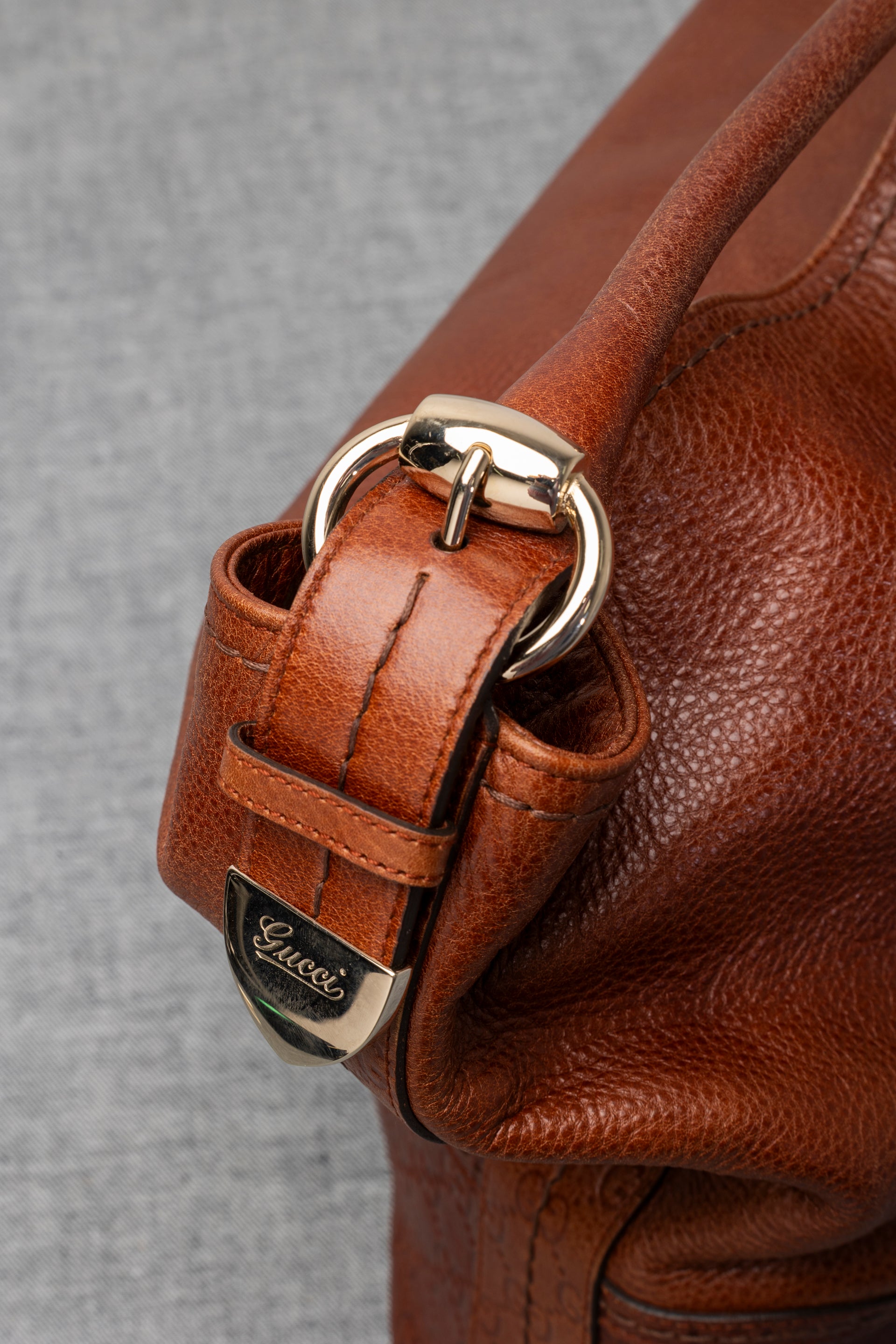 BORSA A SPALLA CON ANGOLI MONOGRAM