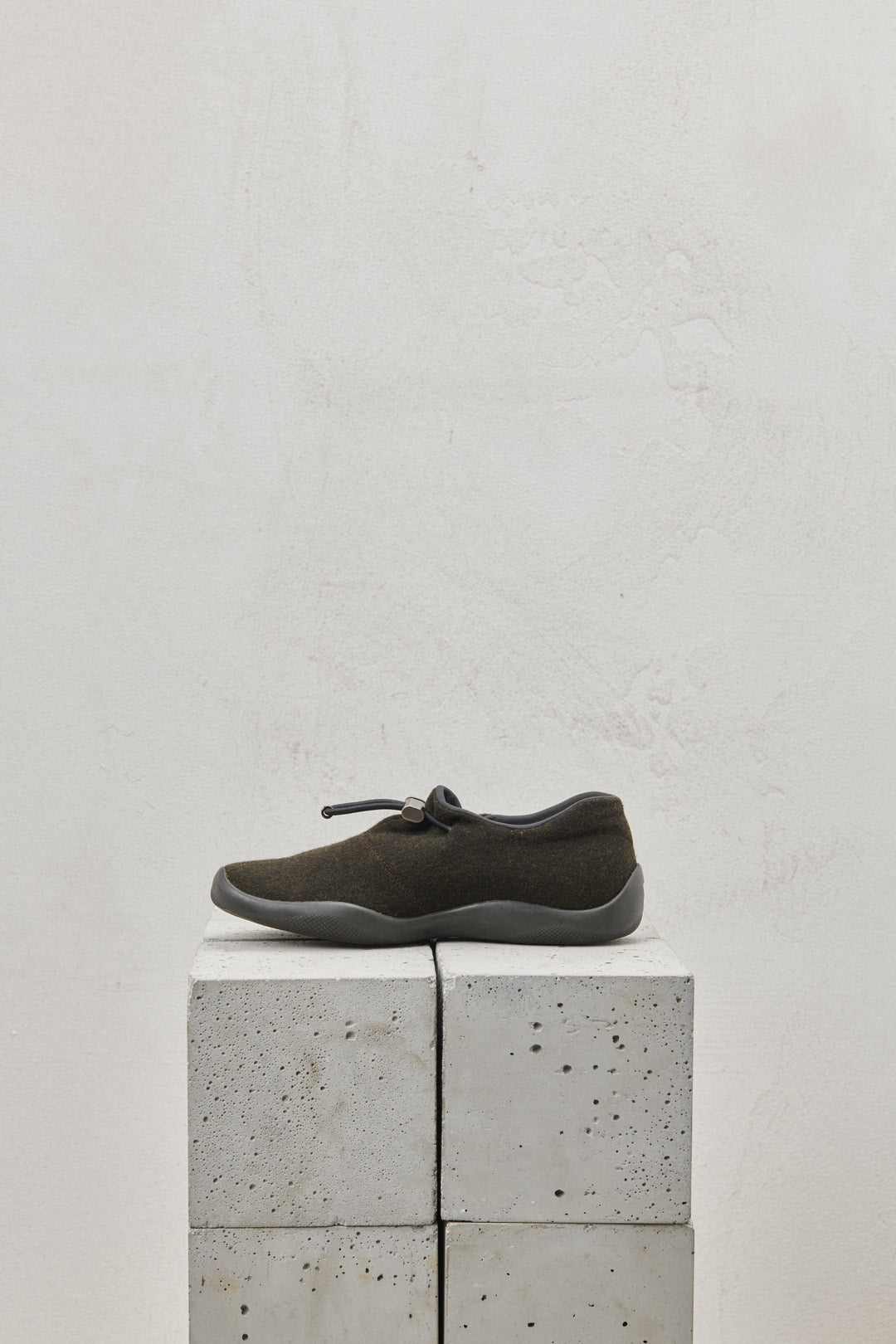 SNEAKER IN FELTRO GRIGIO SCURO E SUOLA IN GOMMA