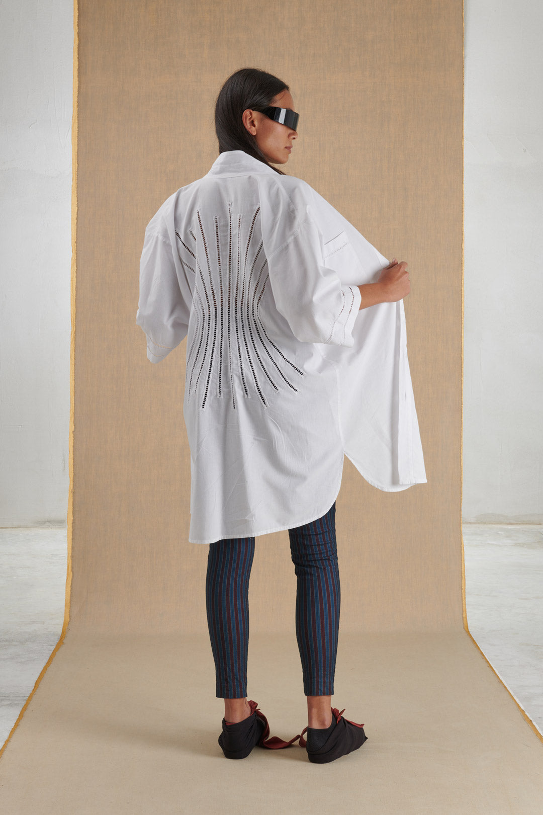 CAMICIA BIANCA LUNGA A MEZZE MANICHE CON DECORI