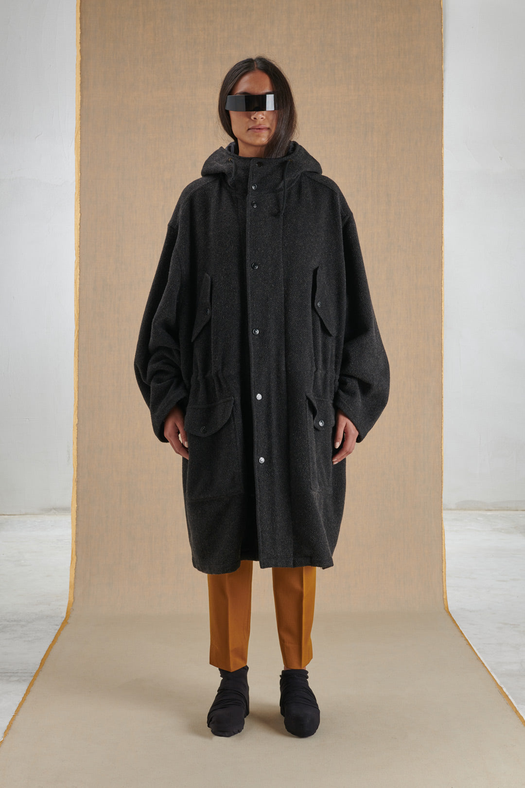 CAPPOTTO GRIGIO CON CAPPUCCIO E COULISSE IN VITA