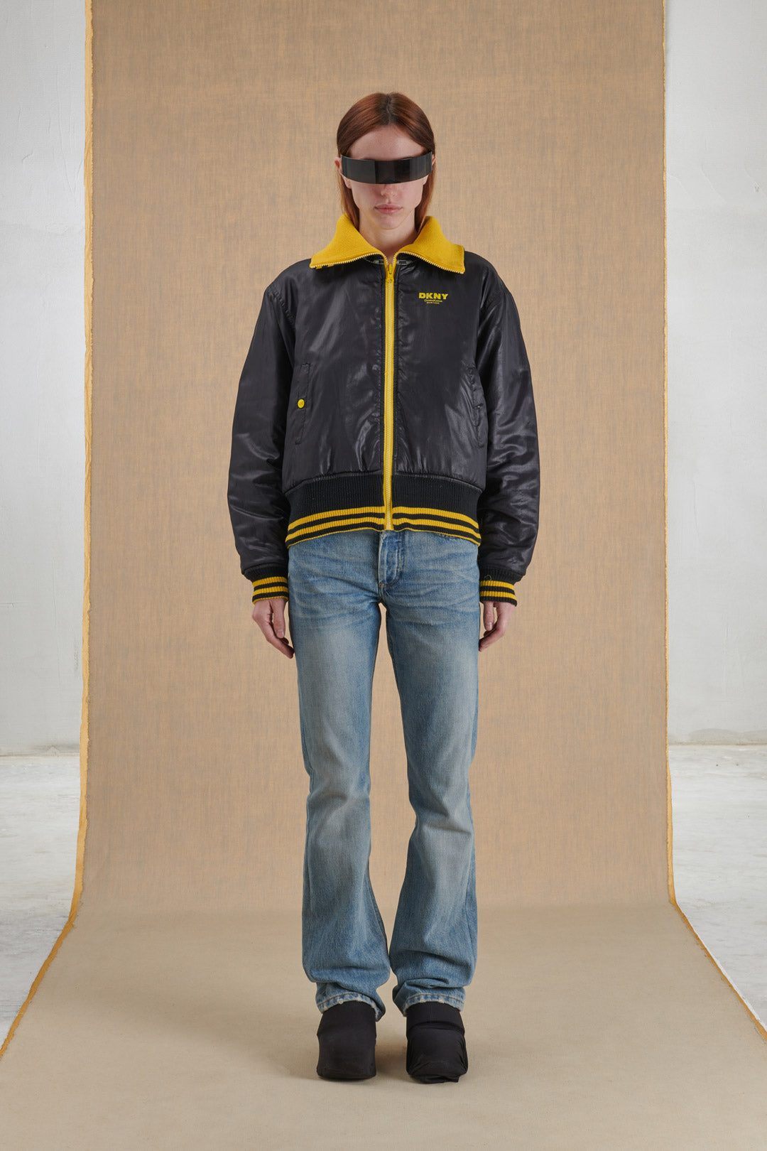 BOMBER NERO CON DETTAGLI GIALLI