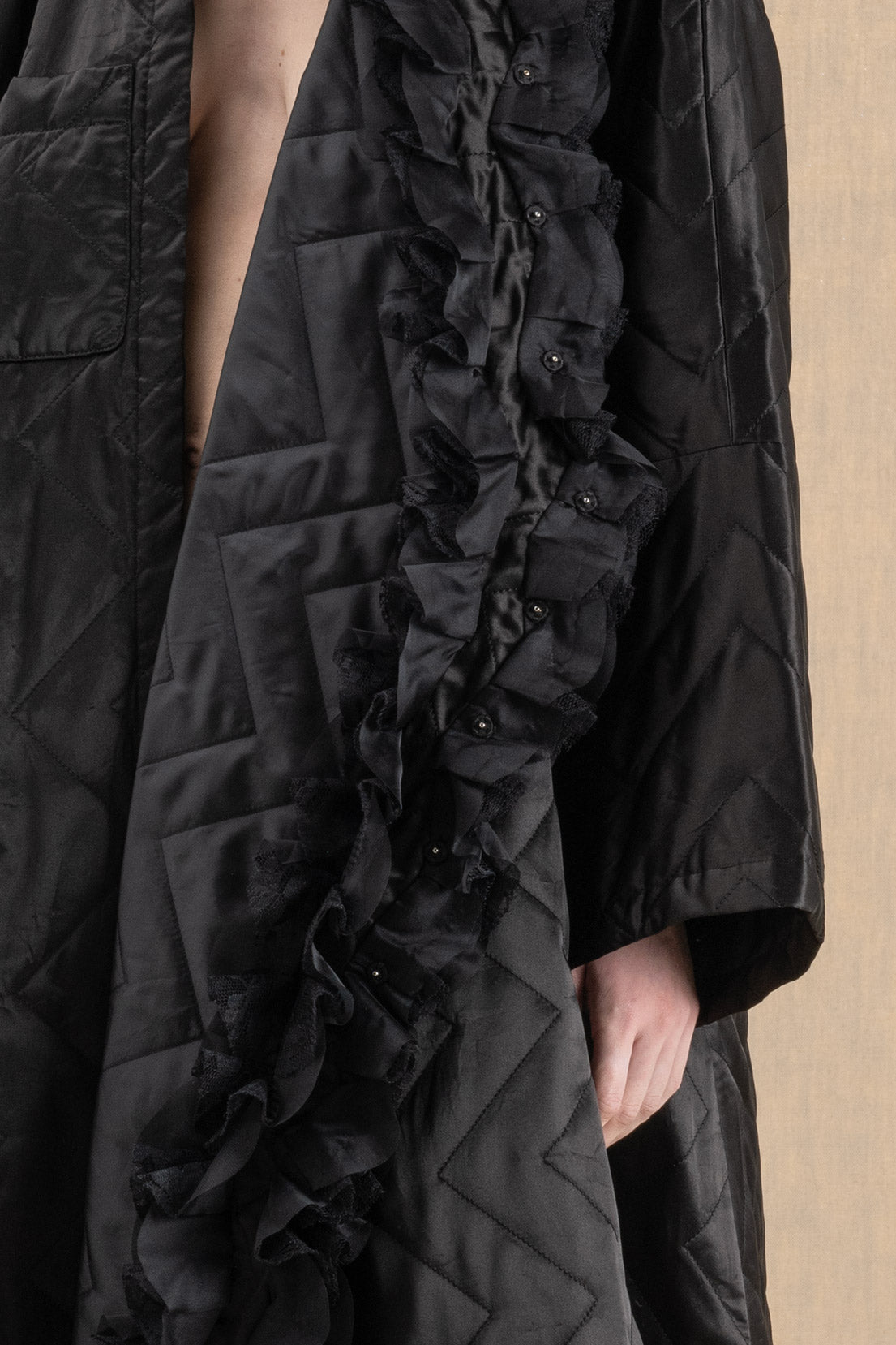 CAPPOTTO KIMONO IMBOTTITO CON VOLANT