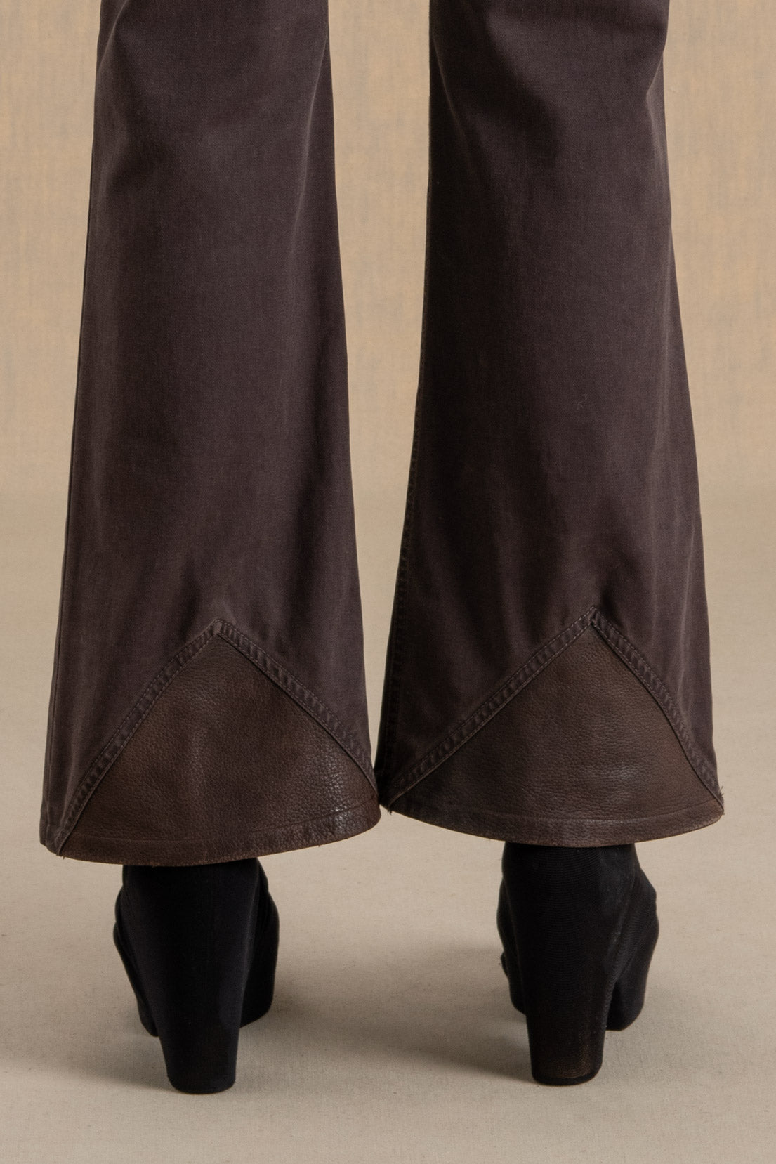 PANTALONE MARRONE CON INSERTI IN PELLE
